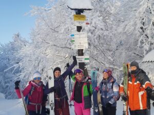 Atrakcje na Czantorii. Wyprawy skitourowe, grupa na szlaku