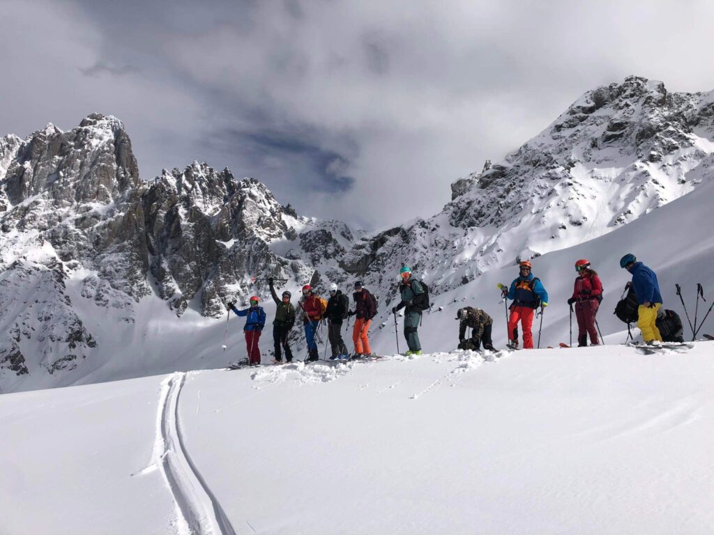 Skitour w Gruzji Grupa uczestników podczas wyprawy na skitour w górach